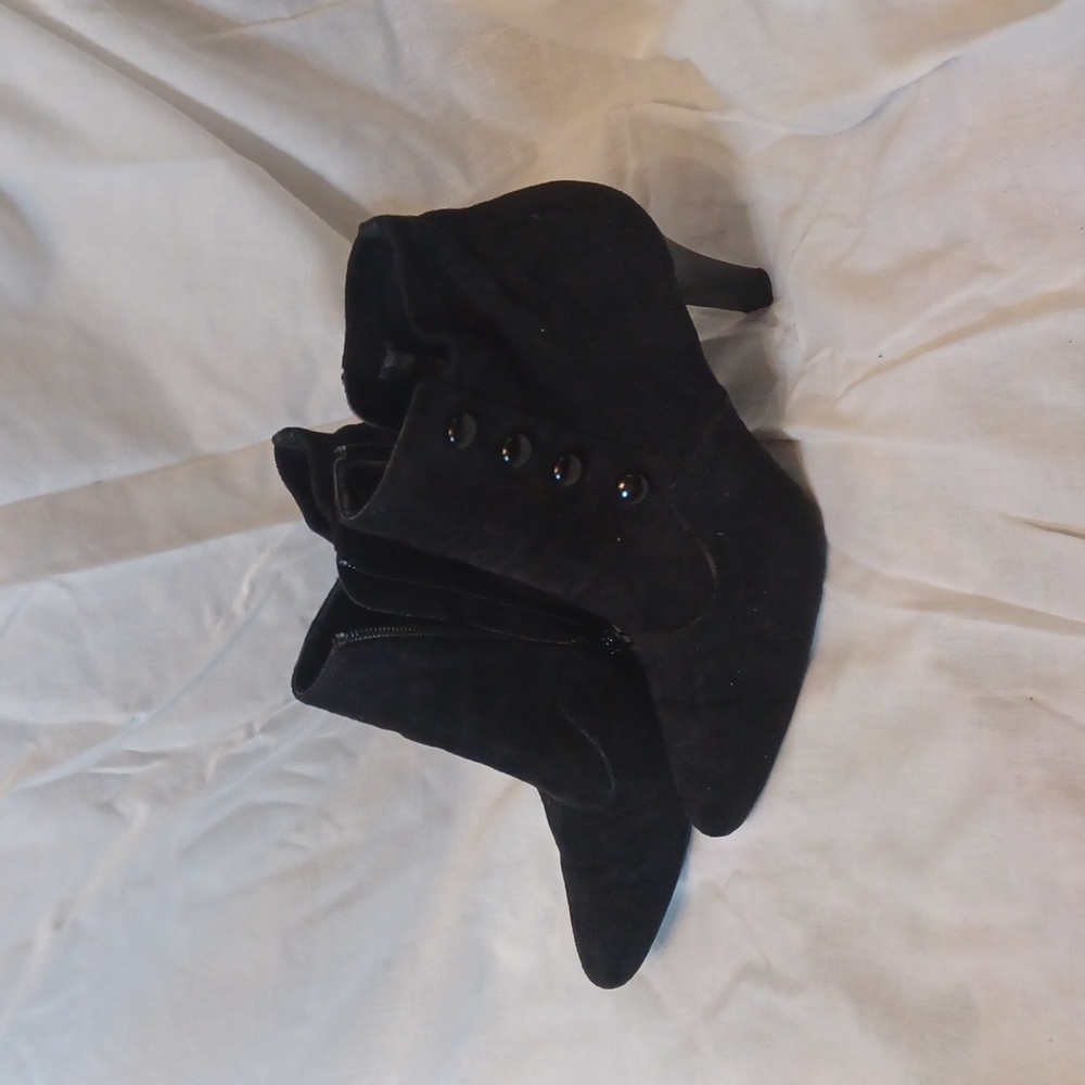 Ashley Judd 7.5 chipped heel